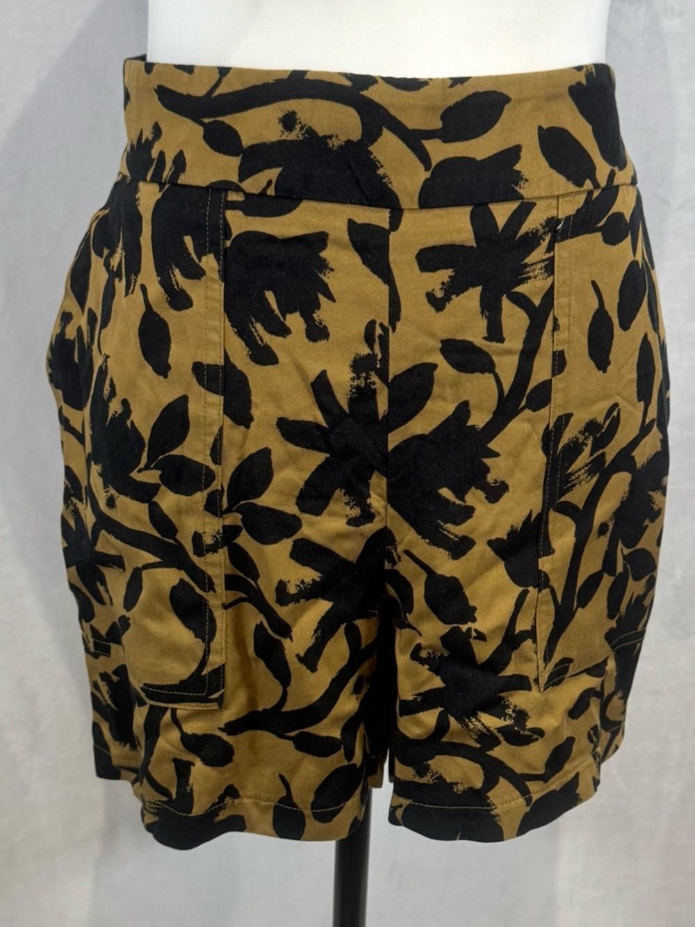 Nine West olive green and black printed shorts size large